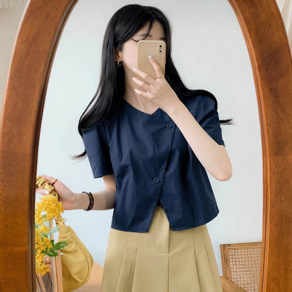 사선 브이넥 반팔 크롭 블라우스 P0052002