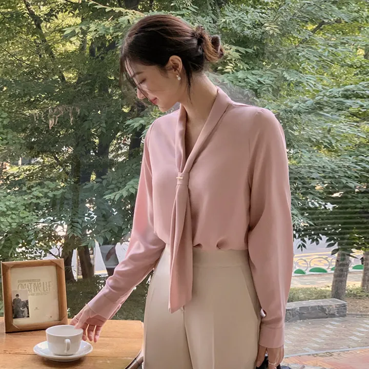 [2만장 돌파✨] (타이하객 블라우스) 브린니 골드스틱바 타이 블라우스 타이블라우스 골드포인트블라우스 꾸안꾸룩 여리핏코디 데일리룩 오피스룩 하객룩 블라우스추천 블라우스 쉬폰블라우스 여성블라우스 bs4159