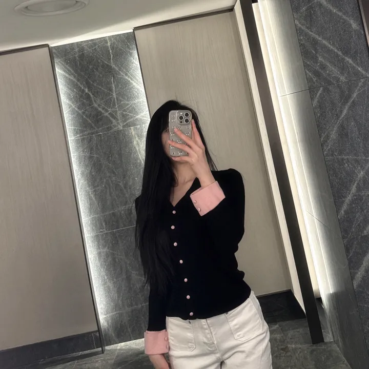 [블랙핑크/왕강추💕] 여리 소매 배색 단추 가디건 (수입)